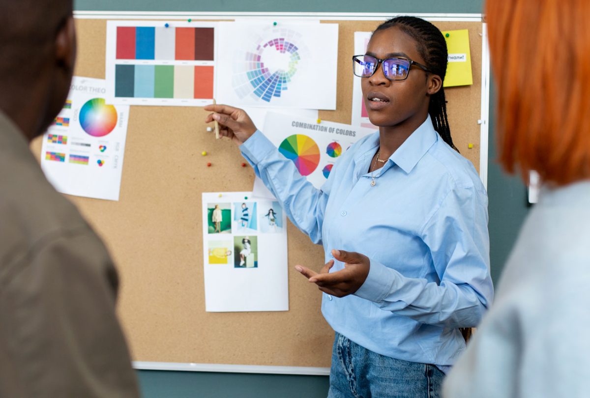 Jeune femme Scrum master entrain de donner des explications à. deux personnes