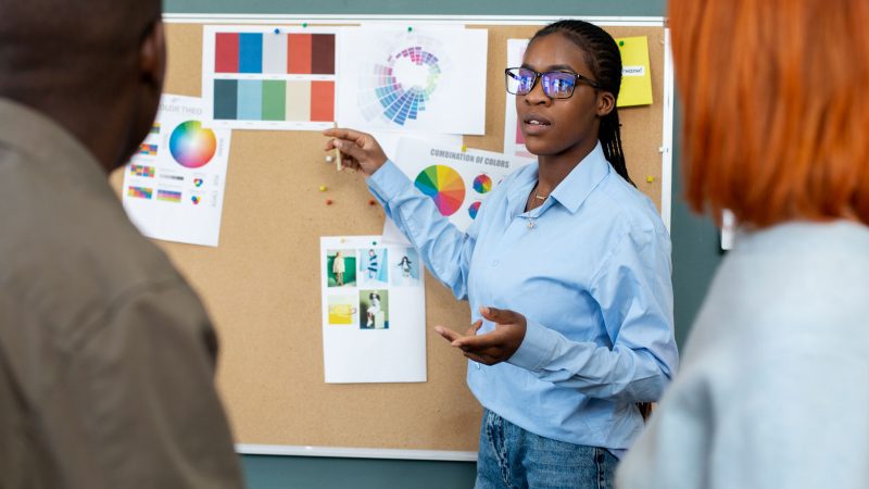 Jeune femme Scrum master entrain de donner des explications à. deux personnes