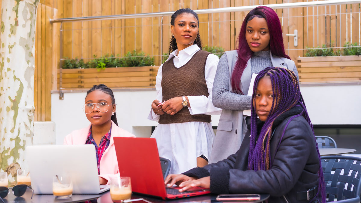 Des jeunes femmes à un événement numérique