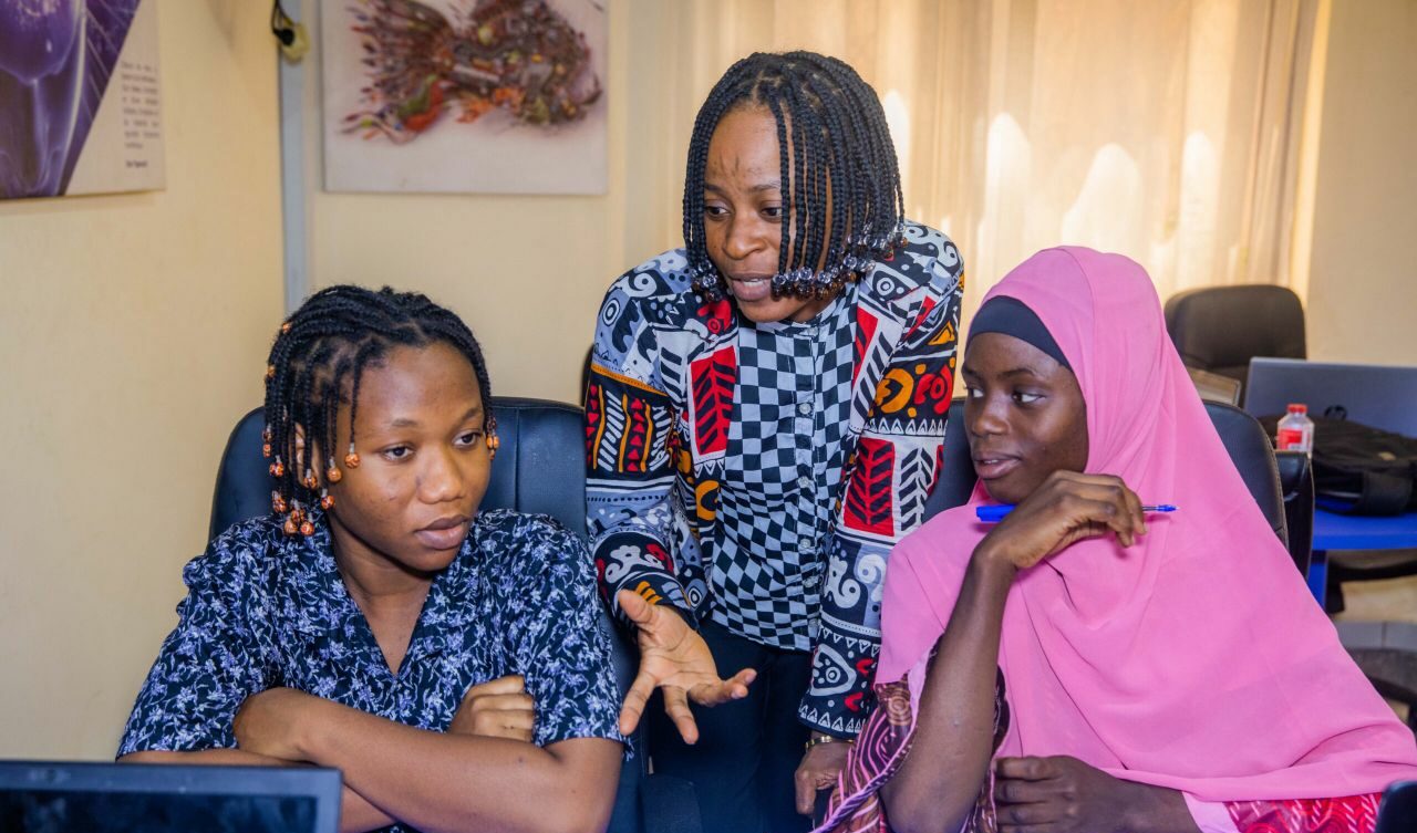 Femmes africaines dans un cadre professionnel autour d'une table